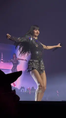 she’s not even lying when she said she’s the hottest 🥵  #lisa #lalisa #lalisamanoban #moneylisa #blackpink #bornpinkconcert #blackpinkbornpink #blackpinkbornpinktour #blackpinktour2022 #bornpink #bornpinkworldtour #blackpinkinhamilton #blackpinkhamilton #blackpinkworldtour #blackpinkworldtour2022 @bp_tiktok 