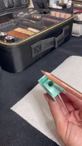 Yes! you have to spray the pencils before putting them into the sharpener! I’m sure a lot of you already know the sanitary procedure with this. 🙌  #makeupartist #makeuptips #makeupkit #makeuphacks 