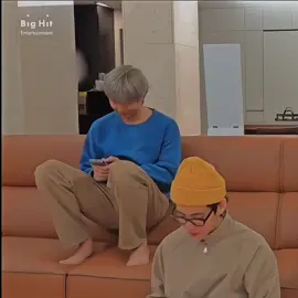 Jimin adalah aku disaat masih pengen main hp tapi baterai habis.. langsung ambil stop kontak dan rebahan di sampingnya... 🤣🤣🤣🤣🤣🤣#fypシ゚viral #fypシ #foryou #parkjimin #jimin #jiminie #bts_official_bighit 