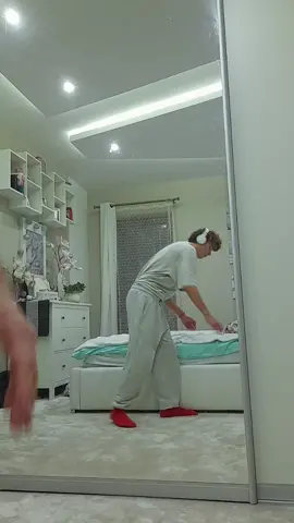 This red socks🔥 #dancer #danceawesome #dancetok #dancechallenge #viral #freestyle #mirror #trend 