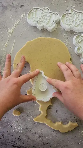 Nud3 cookies! Let your dough shine with the simplest of finishes. Quick, easy and delish! #cookies #cookiedecorating #christmas #christmascookies #christmasbaking #cookiecutters #cookiestamps 