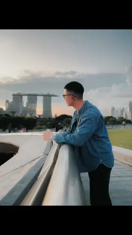 Easy way to take better photos of yourself! Level up your profile pictures or Instagram photos with this tip! Drop me a follow if you found this helpful! #photography #viral #phototips #posingtips #foryou 