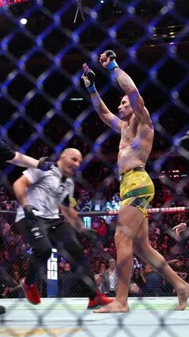 ALEX PEREIRA JUST KO’D ISRAEL ADESANYA IN ROUND 5 🤯🤯🤯 #UFC #israeladesanya #alexpereira 