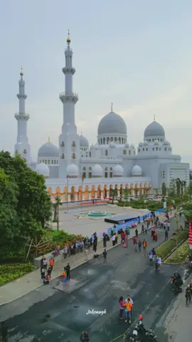 Surakarta #masjidsheikhzayed #masjiddroneview #solojateng 
