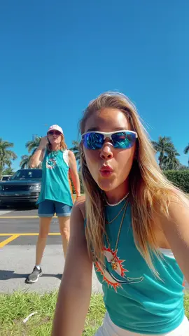 my momma n i kinda hit THAT @Miami Dolphins thank you for having us🤍💙🧡