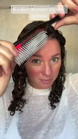 Zo doe je dat zonder vast te te zitten in je borstel 🫵🏼 #denmanbrush #denmand3 #denmanbrushtutorial #denisekrullen #krullen #krullendhaar #krullentips #krullenbollen #krullenmaken #vj #fd #fy #fyp #pt 