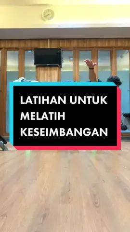 Ternyata ada lohh latihan untuk melatih keseimbangan, yuk kita lihat!! Jangan lupa nanti di praktekin dirumah yaa🤸🏻🤸🏻🤸🏻 #fyp #fyppppppppppppppppppppppp #NikmatiKenangannya #workout #likalikuolahraga #GymTok #gym #tipsandtricks #balancedtraining 