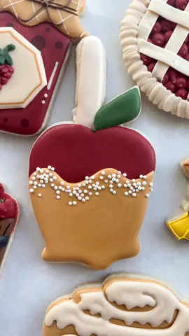 #sweetandsavorykaty #tiktokfood #baking #royalicingcookies #cookiedecorating #bakersoftiktok #cookies #food #dessert #texas #houston #satisfying #fall #autumn #fallvibes #christmas #apple #caramelapples #candyapple 