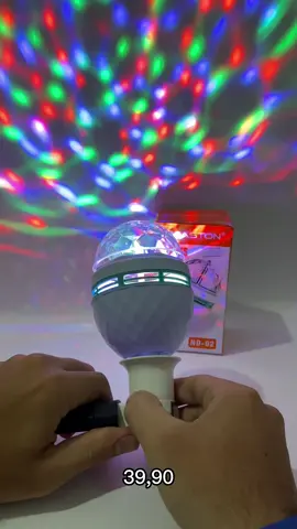 Lâmpada colorida Giratória   - Led  - Colorida  - Bocal padrão E27  - Acompanha adaptador de tomada  - Excelente para confraternização   R$ 39,90   #produtosinovadores #natal #presente #lançamento #novidade #vendas #copadomundo 