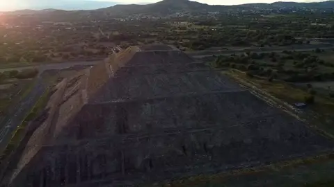 Pirámide del Sol, Luna, templo de Quetzalcóatl y calzada de los muertos en Tehotihuacan, México. #dji #drone #tehotihuacan #mexico #arqueologia 