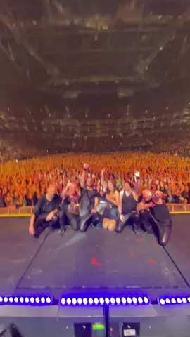 London you where amazing! Thank you so much for coming 🖤  #WorldsCollideTour #TheO2 #EmptyArenaFullArena #Crowd #FingerSnap #fyp