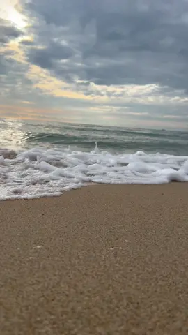 Pantai memiliki cara tersendiri membuat kita merinduinya dan kembali kepadanya. Tenyata betul sekali!  Rindu bau air laut. Rindu berlarian di tepi pantai. Rindu jari menguis pasir. Rindu mengumpulkan segala cengkerang. Rindu melihat jejak kaki di pasir hilang. Rindu mengejar ombak pantai yang mengebu gebu. #loveocean #wanderlust #beachvibes  #healing #ombakdanpantai  #pantaimenenangkan  #ombakrindu #alamsemesta #indahciptaanallah #fyp #foryoupage #masukberanda 