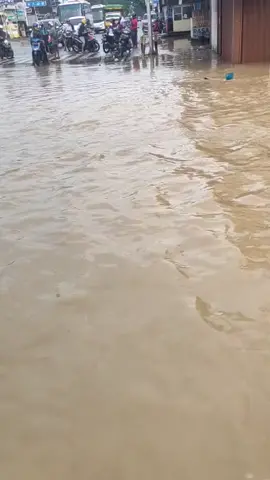 Samarinda di Landa banjir di mana mana hujan dari jam 4 sampai sekrng #NikmatiKenangannya #JoydayBerlapisSerunya #samarindakaltim #fyp #kalimantantimur #relawankotasamarinda 