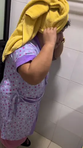 May nakiligo na susyal 