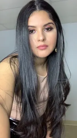 ella muestra formas de vestir con pantalones de cuero#leathershinypants 