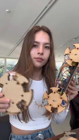 la competencia de #robots tuvo un giro inesperado 😱🤖 Un aplauso a Roborregos que organizo tan increible evento! Y gracias a uds que ven mis videos, porque me dan el apoyo para que marcas como @Steren confien en mi ❤️‍🩹 #robotica #ingenieria 