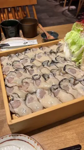 新鮮で大粒の生牡蠣がたっぷり食べれる今が旬の生牡蠣のしゃぶしゃぶ  ・店名 貝しぐれ 名駅店 ・住所 〒450-0002 愛知県名古屋市中村区名駅４丁目 １３−５ トラスト名駅ビル ３F ・メニュー 元祖牡蠣しゃぶ(1人前)   1980円(税込) ※動画は4人前  #牡蠣 #しゃぶしゃぶ #名古屋グルメ #名古屋ディナー #名駅グルメ 