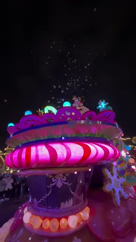 #Minnie and #Clarice on their candy float for #Mickey’s Dazzling #Christmas Parade @Disneyland Paris ✨ ! #Disney #Holidays #fyp 