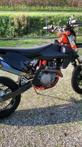 Trova l’intruso 😮‍💨🔊 #ktm #ktm450 #ktmexc #exc450  #husqvarna #motard #supermotard #supermoto #eicma2022 #grenzgaenger #fullforceforward #fmf #viral #fyp #foruyou #perte #black 