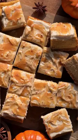 Pumpkin cheesecake bars with brown butter cream cheese frosting & salted caramel sauce 🤩 #pumpkincheesecake #pumpkincheesecakebars #cheesecakebars #cheesecake #pumpkinseason #brownbutterfrosting #saltedcaramel #fallbaking #cheesecakelover #pumpkinlove