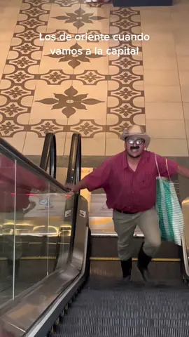 Usen el audio con sabiduría 😝 #losdeoriente #enlacapital #tiochiko #donchiko #cayala #guate #señoresdealdea  #escaleraselectricas #señornopuedeusarescaleras #donchico 