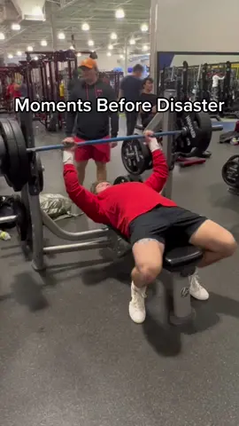 😳😳 #fyp #fypシ #fypage #fypシ゚viral #benchpress #fail #gymfail #scary #closecall #GymTok #gym #neardeathexperences 