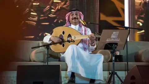 ودي يكون الكون مابه أحد .. ‏إلا أنا وانتِ 🎵 #عبادي_الجوهر #عباديات #جوهريات #اخطبوط_العود #جلسه #عود 