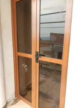 Puerta Batiente doble, aluminio lonea 35 tono Madera #aprendamosjuntos  #emprendedor #ventanas #vidriotemplado 