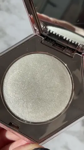 I would bathe in this highlight if I could 🫠😍✨ @fentybeauty Diamond Bomb in How Many Carats?! 💎 #fentybeauty #fenty #sparklymakeup #glittermakeup #glowymakeup #makeup #highendmakeup #viralmakeup 