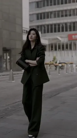 Đi làm,đi học, đi chơiii. Đi đâu cũng đẹp cảaaa #aovest #quanongrong #aoblazer #phoido #outfit #xuhuong 