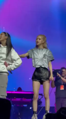 rosé asking jisoo to do piggyback ride aww so cute #chaesoo #BLACKPINK     #BORNPINKWORLDTOUR #BORNPINK  #BLACKPINKinNewark #BLACKPINKinnewark_DAY2 #BLACKPINK_WORLDTOUR #ROSÉ #로제 #jisoo 