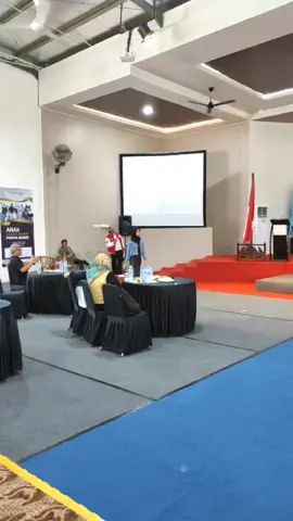 Fashion ShowFashion show adalah peragaan busana yg diadakan oleh perancang busana sebagai wadah untuk menampilkan gaya pakaian yg telah dirancangnya. Namun seiring perkembangan zaman, fashion show tidak hanya diadakan oleh perancang busana namun telah diadakan untuk tujuan tertentu sebagai wujud dari perkembangan mode yg semakin dinamis. . . #fyp #smkhits #smknufacitramandiri #smooth #fashion #infodepok #fashionshows #fashionista #fashionstyle #fashionblogger #fashionblogger #lehacord