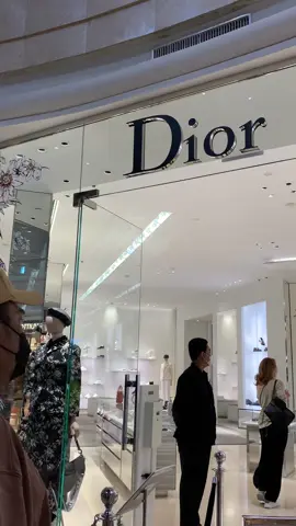 Nemenin kaka beli tas di #dior #plazasenayan gesss 🛒💰💃🏼@Mayangpramithaa 