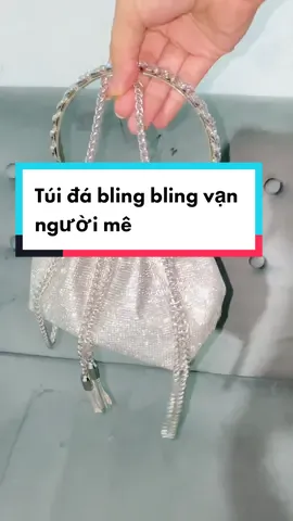 Chiếc túi đá bling bling sang chảnh cho chị em đi quẩy. #tuixachquangchau  #truongtinhnghi #buiminhhieu #lananh94boutique 