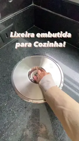 ❗️LIXEIRA EMBUTIDA PARA COZINHA❗️  Quem disse que lixeira tem que ser algo feito na cozinha?   Esta é uma lixeira de inox da Tramontina!  Existe em dois tamanhos 5 e 8 litros, na versão redonda e quadrada.   A média de valor é de 500 a 900 reais. Sendo as quadradas mais caras!   E ai, também teria uma lixeira desta na sua casa?  Não deixa de seguir para ter mais dicas como está!  . . . . .  #cozinhapequena #cozinhadecorada #cozinhadecor #cozinhaazul #decorcozinha 