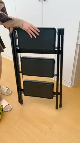 Thang xếp 3-4 bậc gấp gọn có thể dùng làm kệ khi không sử dụng.