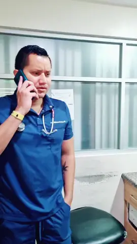 Cuando mi compa me llama en el trabajo y estamos muy ocupados! 🍺🍻 #parati  #ecuador🇪🇨  #medicosdetiktok #medico #jorgitoelguayaco 