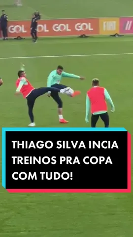 Tem muita qualidade o esquadrão defensivo convicado por Tite! Ele corta, barra o ataque, mas também tem uma visão de jogo incrível! Thiago Silva se destacou no treino e já tá com tudo pra buscar o Hexa!  Conta pra mim! Qual seria sua dupla de zaga titular pra Copa?  #marquinhos #thiagosilva #bremer #militao #zagueiro #brasil #selecaobrasileira #copa #copadomundo 