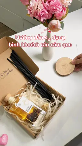 Alo Heny đây, để bọn mình chỉ bạn cách dùng tinh dầu dạng cắm que nhé ạ ^.^ Mình phải biết cách dùng đúng cách thì phòng mới thơm lâu được nè 🌃🌃 