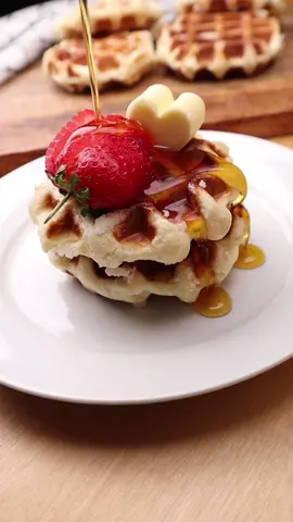 وافل بلجيكي (Belgium waffle)  بيضة  نصف كوب حليب سائل (١٠٠غ) ملعقة صغيرة فانيلا (١٥غ) ملعقتين كبيرة سكر (٢٨غ) ملعقة كبيرة خميرة فورية (١٠غ) كوب ونصف دقيق (٢٥٠غ)  ربع كوب زبدة (٧٠ غ) نصف كوب سكر لؤلؤي بلجيكي (٨٠غ)  الطريقة: - نعجن المقادير جميعها ما عدا الزبدة  - نضيف الزبدة ونعجن على سرعة عالية حتى تتكور العجينة (تقريبا ١٠ دقائق)  - نخمر العجينة ساعة ثم نضيف لها نصف كوب من السكر البلجيكي - نقسم العجينة ٦ كرات ونضعها في جهاز الوافل تقريبا ٧ دقائق لكل قطعة  - نقدمها مع الشوكولاتة البلجيكية او ميبل سيرب #اكسبلور #explore #وافل 