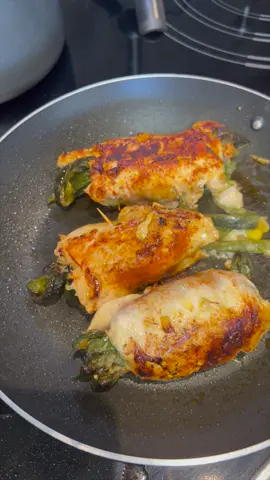 POLLO RELLENO CON RAJAS Y QUESO Esta receta está ideal para hacer cuando tengas poco tiempo, es súper fácil, sana y rápida de hacer.  Ingredientes (para 4 personas):   - 4 pechugas de pollo abiertas o milanesas   - sal y paprika   - 8 palillos   - 2 cda de aceite de oliva  Para el relleno:   - 3 chiles poblanos   - 2 dientes de ajo   - 1/2 cebolla picada   - paprika, pimienta, sal, pimienta y consomé en pollo   - 4 tiras de queso panela   - 1 tiras de queso asadero  Te dejo un súper tip, pon a fuego alto la sartén y primero sella los rollitos de pollo hasta que tomen un color tostado (como 1 minuto por cada lado). Inmediatamente baja la temperatura y cubre por 6 minutos. Esto te ayudará a que quedé crujiente por fuera pero jugoso y suave por dentro.  Les prometo que queda... ¡uff, buenísimo! . . . .  #pollo #rajas #pollorelleno #cocina #recetasfaciles #saludable #healthy #recetascaseras #cocina #comidamexicana #recetassaludables 