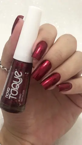 A perfeição que é esse esmalte! 😍 Ele é o “rubro metálico” da @novo_toque  Lindo demais, né? 🫶🏻 #unhas #unhasnaturais #unhasquadradas #esmaltevermelho #novotoque #unhasdasemana 