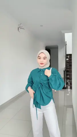 Bingung nih pilihin cocok outfit pertama/kedua?