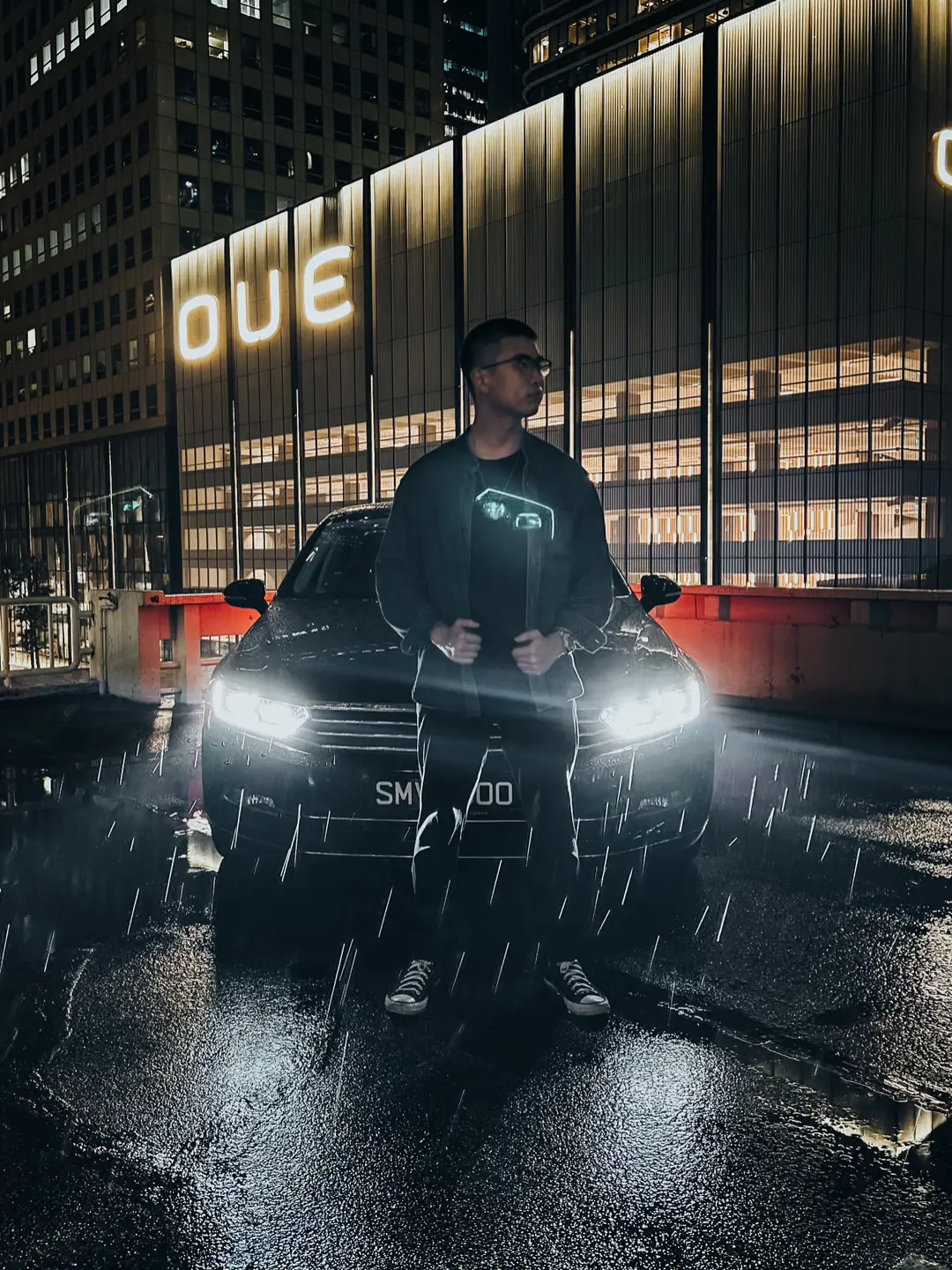 This is your sign to go out shooting on a rainy day! Raindrops, puddles, reflections and night lights just make for way better looking photos! #photography #viral #photoshoot #phototips #photohacks 