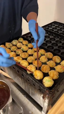 たこ焼きはカリカリ派？トロトロ派？🐙#東京グルメ #tiktokグルメ #浅草 #食べ歩き #おすすめ #fyp 