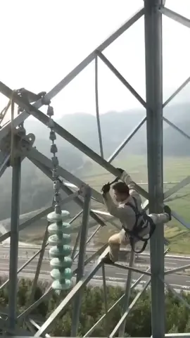 Trabajador quebrando unos discos tensores en una torre electrica #electricidad #wow #antena 