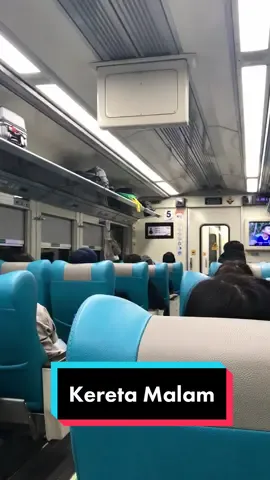 Naik Kereta Malam emang paling nikmat buat tidur dan mencari kesunyian 😴. #fyp #xyzcba #keretaapi #tidur 