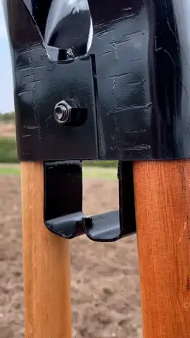 Cavadeira de aço articulada com cabo, o lançamento da Wenzel Ferramentas ideal para realizar tarefas de agricultura e jardinagem, de maneira ainda mais ágil.  Equipamento com sistema de aperto cônico dos cabos, produzido com aço temperado para promover altíssima durabilidade a lâmina, limitador para a proteção das mãos e cabo com formato ergonômico para proporcionar conforto e segurança ao trabalhador durante o uso.  Além de cavar e retirar a terra em uma única operação, o produto também pode ser usado para transplantar plantas, abrir buracos para mourões de cerca e outras necessidades.  Acesso nosso site agora mesmo (link clicável na Bio) para conferir e adquirir esse lançamento: https://www.loja.wenzel.com.br ⠀ Wenzel, há 80 anos uma marca forte.  #wenzelferramentas #cavadeira #ferramentamanual #ferramentas #produtonacional #qualidadenacional #cavadeiras #ferramentaagricola #ferramentasagricolas