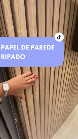 papel de parede que imita o #ripadodemadeira SIMMMM e até eu fiquei chocada de tão lindo que ele é. Uma super dica pra você que não quer investir tanto no ripado de madeira. 