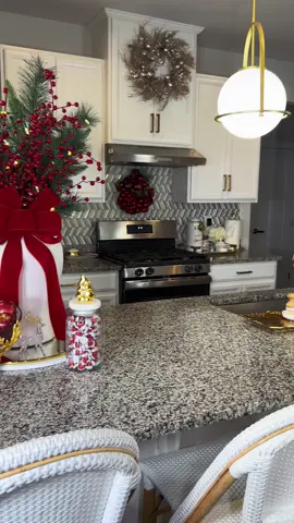 Went your kitchen is finally clean.. lol #kitchen #christmas #homedecor #homestyling #interiordesign #christmasdecor #holiday 